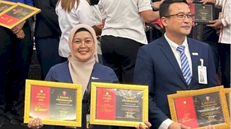 Perwakilan PT Pegadaian Area Ambon, Yasni selaku Kepala Departemen Non Gadai, menerima penghargaan dalam ajang CSR Award Kota Ambon 2026. Pegadaian berhasil meraih tiga penghargaan untuk kategori sosial keagamaan, pendidikan, dan kesehatan.