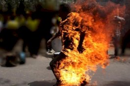 Bakar Menantu saat Keluar Kamar Mandi, Ibu Mertua Lari Keluar Rumah Sambil Pura-Pura Menangis