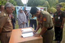 Bupati Lutim Serahkan 8 Unit Bus Sekolah ke Kecamatan