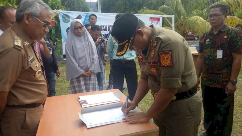 Bupati Lutim Serahkan 8 Unit Bus Sekolah ke Kecamatan