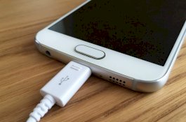 Dilarang Main Handphone, Anak Ini Pukul Ibunya sambil Pegang Pisau