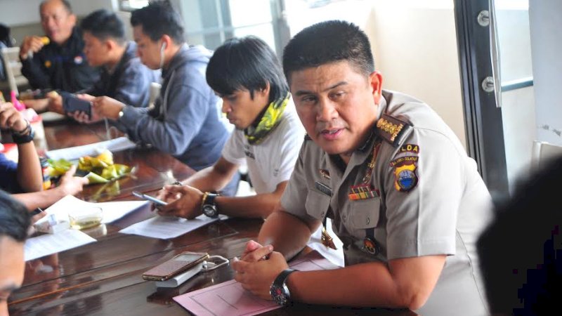 Kabid Humas Polda Sulsel, Kombes Pol Dicky Sondani, bersama beberapa wartawan.