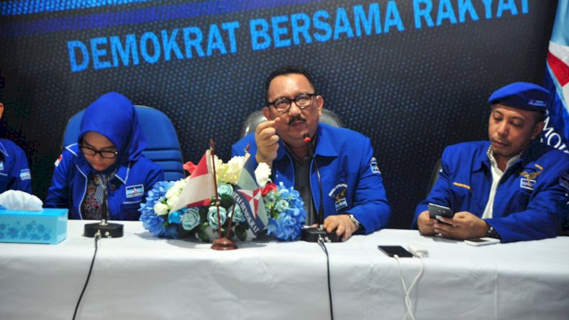 Ni'matullah Erbe (tengah) dalam acara Partai Demokrat.