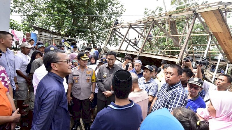 Nurdin Abdullah saat meninjau lokasi bencana.