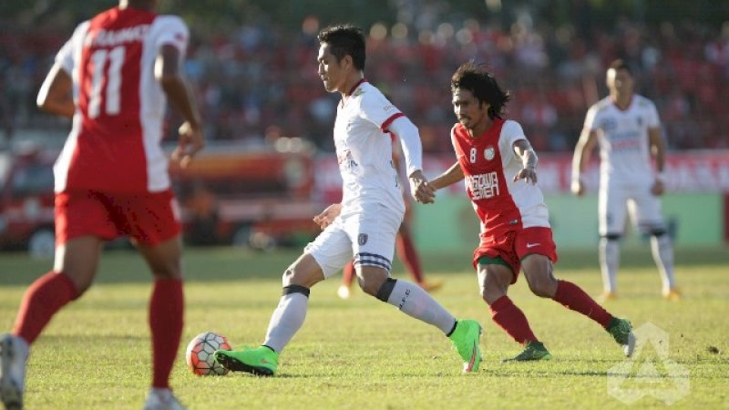Syamsul Bahri Chaeruddin (kedua kanan), saat masih memperkuat PSM Makassar.