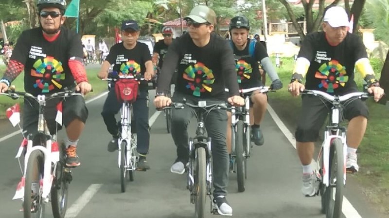 Tomy Satria Yulianto (pakai topi) bersepeda bersama warga.