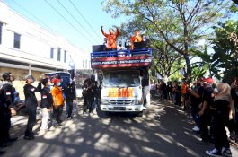 Pasangan ADAMA' Disambut di KPU Makassar: