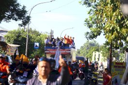 Danny-Fatma Naik Truk Branding ADAMA’ Mendaftar ke KPU Makassar