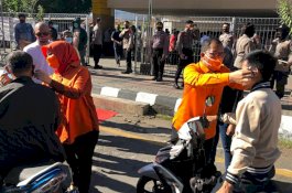 Cegah Penyebaran Covid-19, Bersama Polda Sulsel Pasangan ADAMA Ikut Bagi Masker di Karebosi