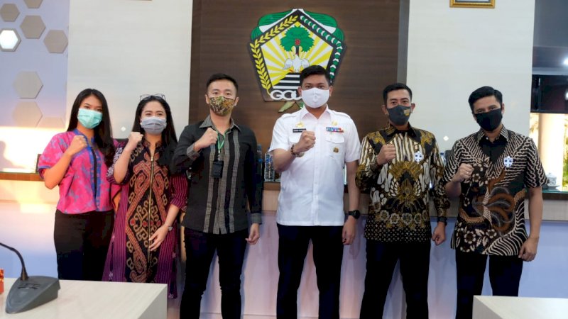 Bupati Gowa, Adnan Purichta Ichsan (baju putih) saat menerima rombongan dari PT Renjana Abi Yasa, di Baruga Karaeng Galesong, Kamis (10/9). Foto: IST