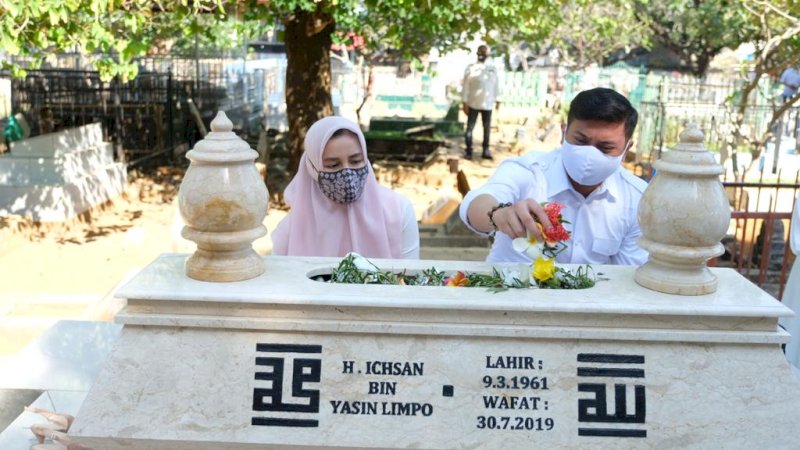 Adnan dan istri saat berziarah ke makam ayahanda tercinta Ichsan Yasin Limpo.