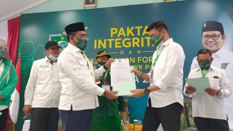 Adnan Purichta Ichsan (kanan) saat menerima dukungan format B1-KWK dari DPP PKB.