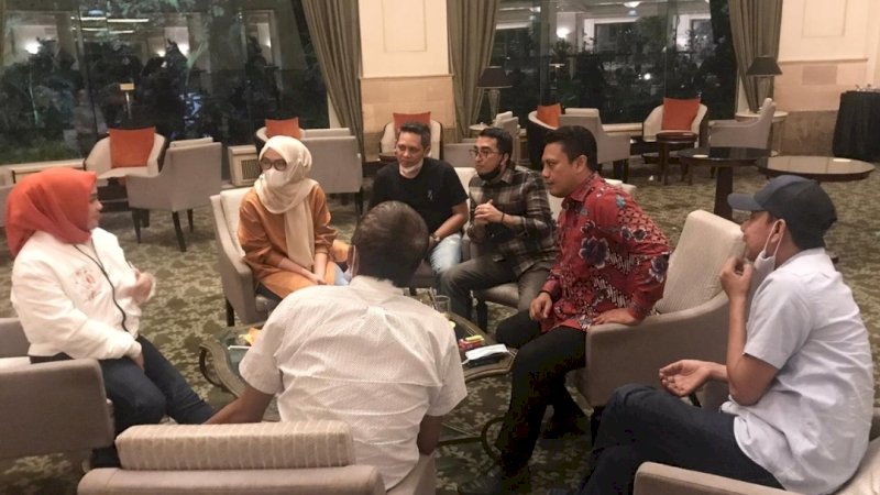 Usai debat kandidat, tim pemenangan pasangan Danny-Fatma langsung menggelar rapat konsolidasi dan evaluasi. Bertempat di Hotel Borobudur, Jakarta, Selasa (24/11/2020) malam.
