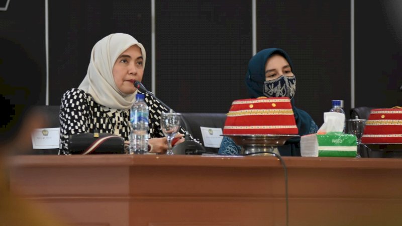 Anggota Komisi IX DPR RI, Hj Aliyah Mustika Ilham (kiri) bersama Ketua TP PKK Kabupaten Gowa, Priska Paramita Adnan.