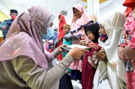 Bupati Luwu Utara Serahkan Santunan kepada Anak Yatim di Desa Cendana Putih