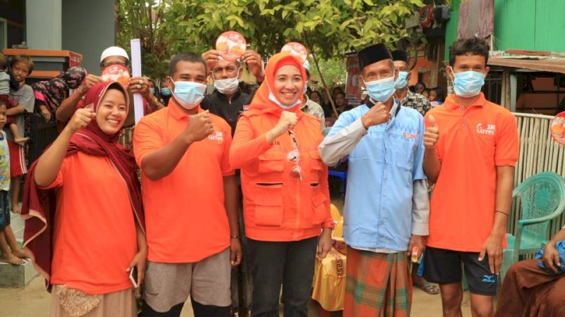 Andi Nirawati (tengah) dan warga Pulau Salebbo