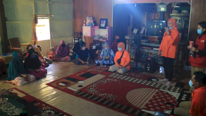 Andi Nirawati bersilaturahmi dengan warga Kelurahan Attasalo, Kecamatan Ma'rang, Pangkep.
