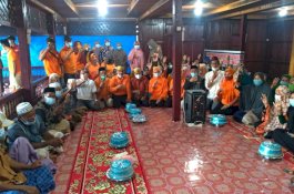 Disambut Tarian Angngaru, Anir-Lutfi Serahkan Kartu Program Prioritas