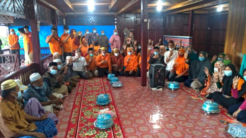 Disambut Tarian Angngaru, Anir-Lutfi Serahkan Kartu Program Prioritas