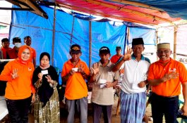 Warga Desa Kabba Senang Kebagian Kartu Program Anir-Lutfi