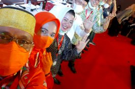 Akhiri Debat Kedua, Anir-Lutfi Ajak Rival Berfoto Selfie