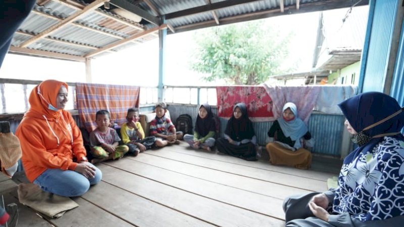 Andi Nirawati (oranye) bersama guru honorer, Aisyah di Kelurahan Bontolangkasa, Kecamatan Minasatene, pada Selasa (29/9/2020).