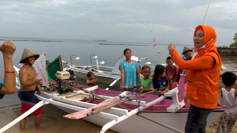 Andi Nirawati menyapa nelayan di Pulau Balancaddi, Pangkep.