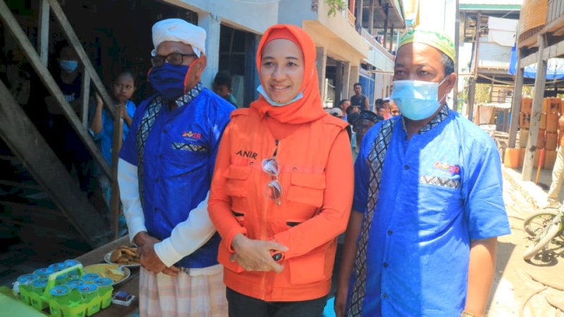 Andi Nirawati bersama tokoh masyarakat di pulau Podang-podang.