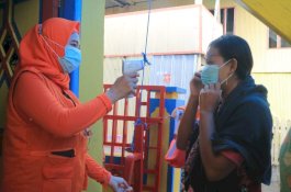 Cegah Penularan Covid-19, Anir Bagi-bagi Masker dan Cek Suhu Tubuh Warga Pulau Pala