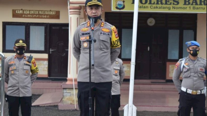 AKBP Liliek Tribhawono Iryanto langsung memulai aktivitasnya selaku Kapolres Barru dengan memimpin apel pagi, Jumat (30/10/2020).