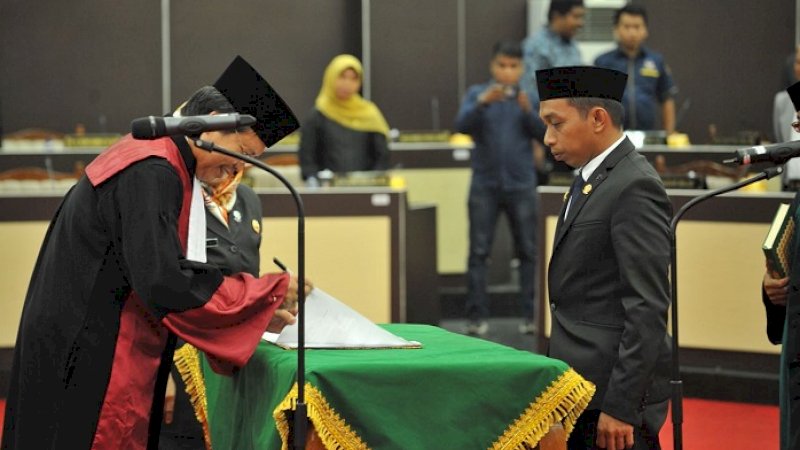 Suasana pelantikan Syaharuddin Alrif sebagai wakil ketua DPRD Sulsel.