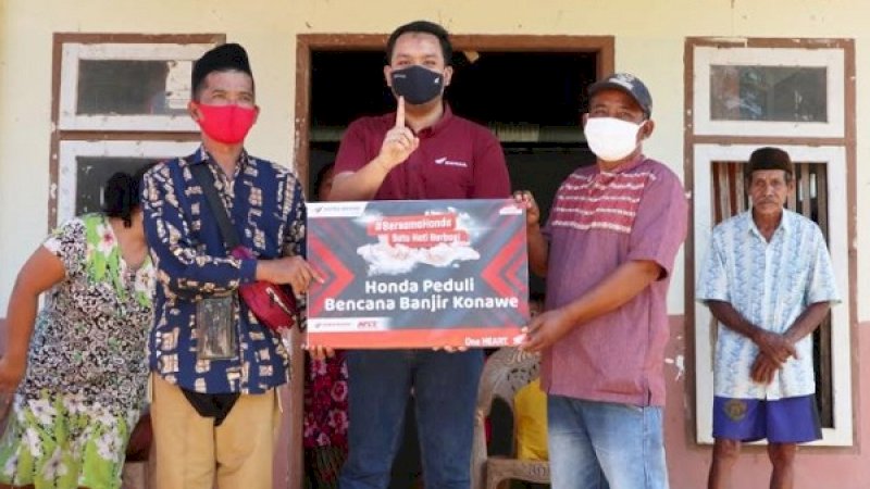 Main Dealer sepeda motor Honda yaitu Astra Motor Sulawesi Selatan, Barat, Tenggara, dan Ambon memberikan bantuan kepada korban banjir di Konawe, Sulawesi Tenggara, Jumat (24/07/2020).