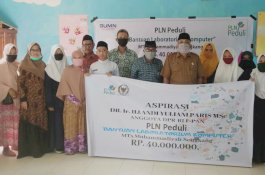 Peduli Pendidikan, AYP Serahkan Bantuan untuk Mts Muhammadiyah Sengkang