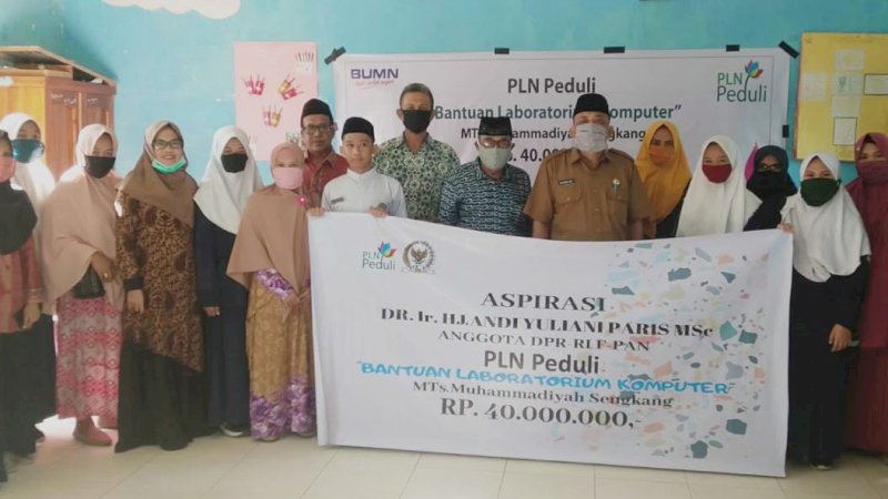 Peduli Pendidikan, AYP Serahkan Bantuan untuk Mts Muhammadiyah Sengkang