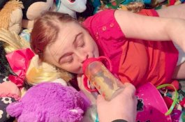 Gadis 22 Tahun Bertingkah Mirip Balita, Kekasihnya Beri Makan dan Ganti Popok