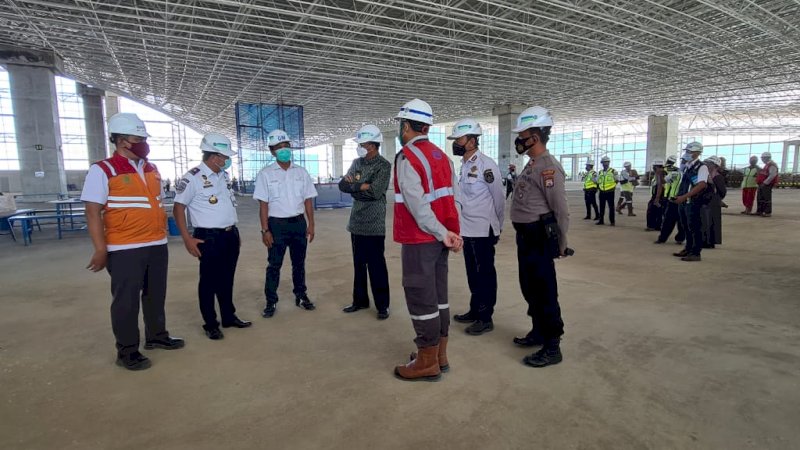 Nurdin Abdullah saat meninjau pembangunan Bandara Sultan Hasanuddin