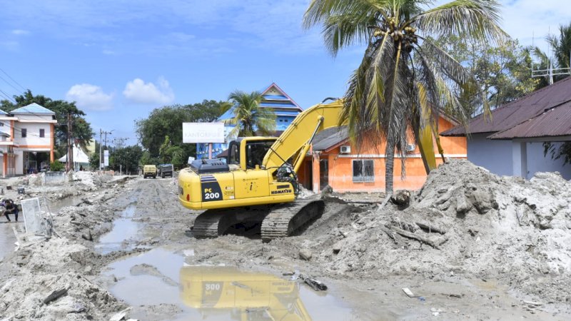 Sejumlah fasilitas dan rumah ibadah pasca banjir bandang di Luwu Utara.