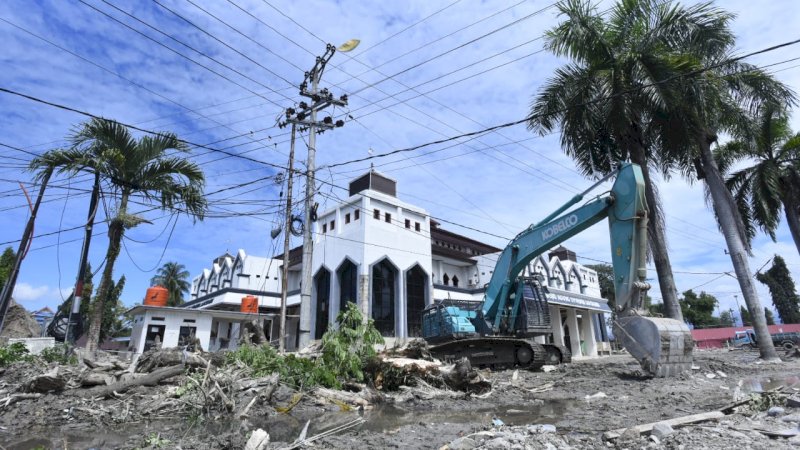 Sejumlah fasilitas dan rumah ibadah pasca banjir bandang di Luwu Utara.