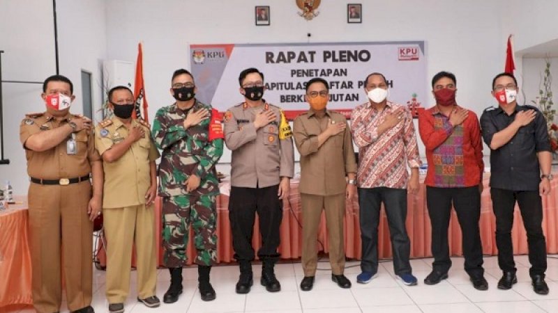 Foto bersama usai Komisi Pemilihan Umum (KPU) Kabupaten Bantaeng menggelar rapat pleno penetapan rekapitulasi daftar pemilih berkelanjutan, Selasa (18/8/2020).