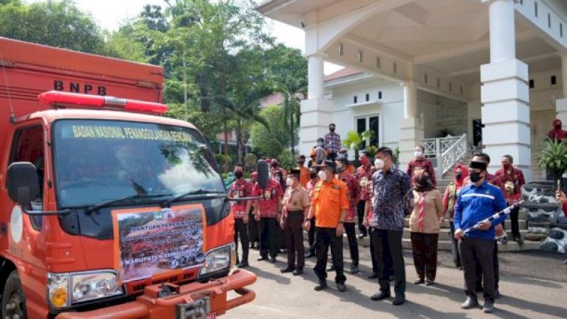 Bupati Gowa, Adnan Purichta Ichsan saat melepas empat truk bantuan untuk korban banjir bandang Luwu Utara. 