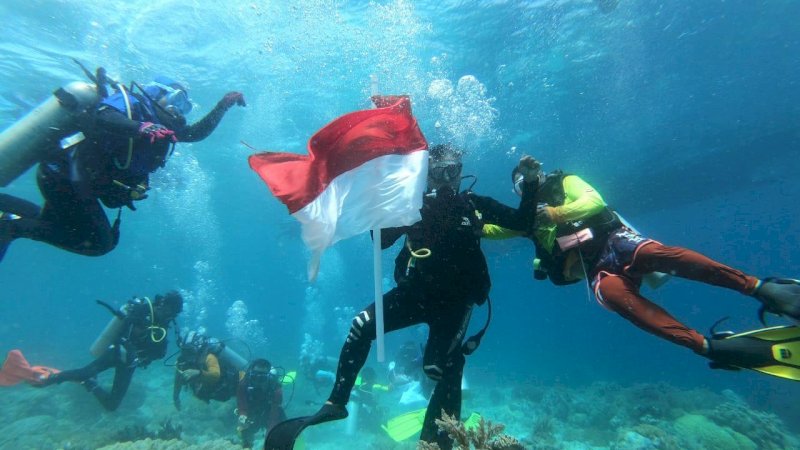 Peringati Hari Jadi Selayar, Gustalcom dan THUPP Kibarkan Bendera Merah Putih di Takabonerate