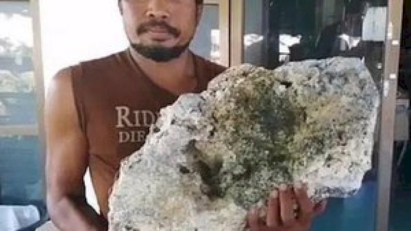 Pemulung Kaya Mendadak Dalam Semalam Usai Menemukan Batu Aneh Di Pantai. (Foto: Siakapkeli)