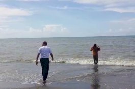 Sembuh dari Covid-19, Bupati Jeneponto Ajak Istri Berenang di Pantai Tamarunang