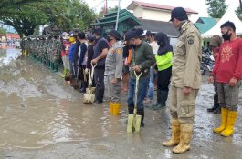 TNI-Polri hingga PNS Pemda Luwu Utara Gotong Royong Bersihkan Kota Masamba