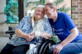 Dua Saudara yang Terpisah Lebih dari 50 Tahun Bertemu Kembali karena Covid-19