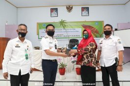 Bupati Bantaeng Serahkan Bantuan Bibit Pohon Produktif Bagi PKK Pa'jukukang
