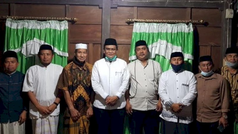 Di tengah kesibukannya sebagai Bupati Barru, Suardi Saleh tetap meluangkan waktunya melayat ke rumah duka, almarhum Muhammad Faizan Pahmid, putra dari Wakil Ketua Yayasan SMK Pelayaran Lintas Nusantara Barru, Pahmid.