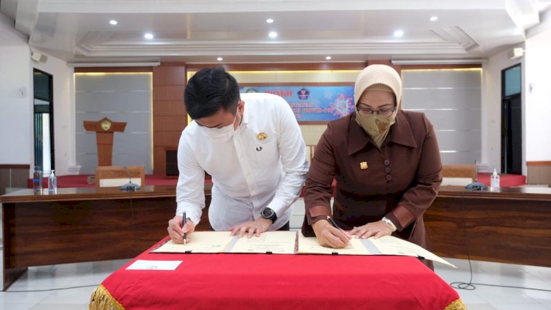 Penandatanganan kerjasama oleh Kepala Kejaksaan Negeri Gowa, Yeni Andriani dan Bupati Gowa Adnan Purichta Ichsan di Baruga Karaeng Galesong, Rabu (5/8).