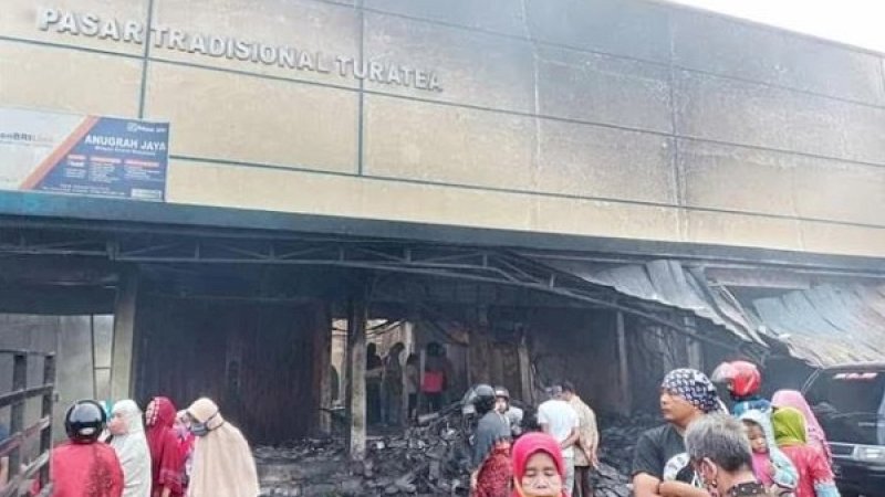 Pasar Tradisional Turatea Karisa, Kabupaten Jeneponto, Sulawesi Selatan, terbakar pada Kamis malam (24/9/2020).