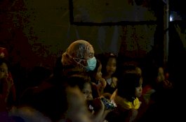 Bupati Luwu Utara Nonton Bareng Anak-anak di Tenda Pengungsian
